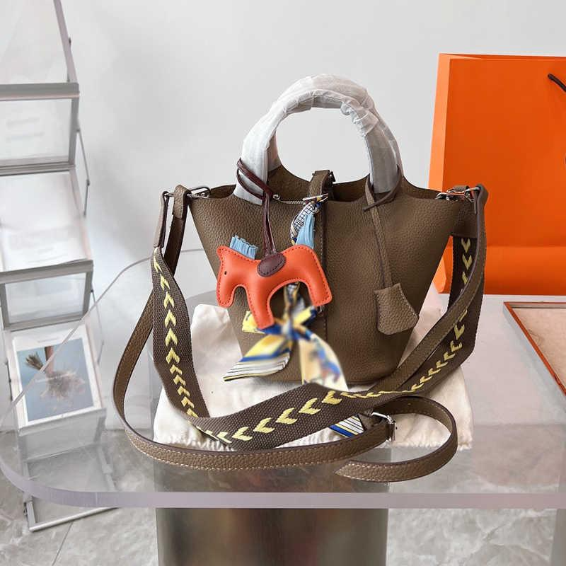 lychee leather bucket bags horse luxury totes with horse pendant designers bag large capacity vegetable basket bag in leather one-shoulder t
lychee leather bucket bags horse luxury totes with horse pendant designers bag large capacity vegetable basket bag in leather one-shoulder t